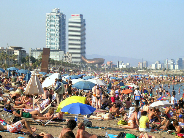 Plaža u Barceloni načičkana turistima (Foto: Wikimedia Commons)