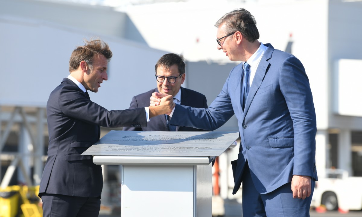 Large macron i vucic