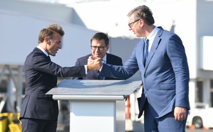 Small macron i vucic