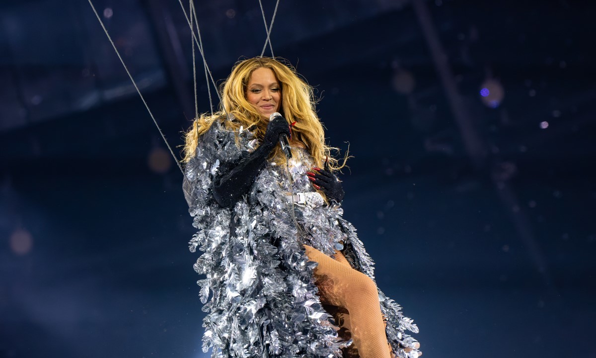 Large beyonce   tottenham hotspur stadium ralphph