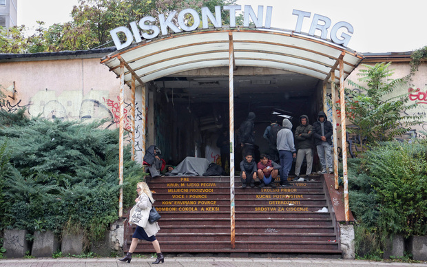 Velika grupa ljudi pronašla je privremeni dom u hladnim prostorijama Diskontnog trga (Foto: Goran Jakuš/HaloPix/PIXSELL)