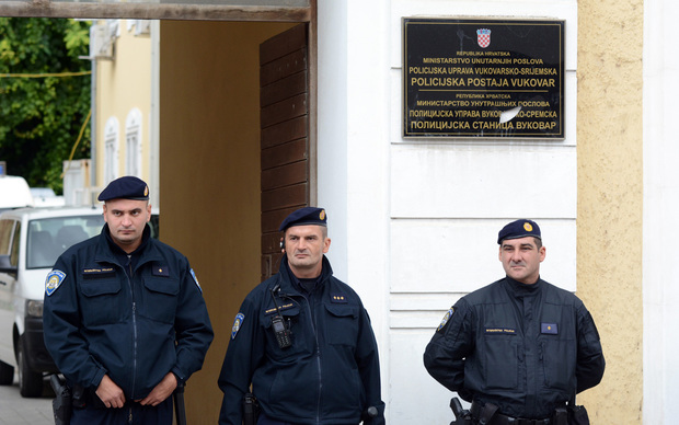 Policija čuva dvojezične ploče u Vukovaru, 2014. (Foto: Goran Ferbežar/PIXSELL)