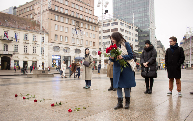 Prva "Tiha misa": 13 ruža za 13 žena ubijenih prošle godine (Foto: Udruga Domino)