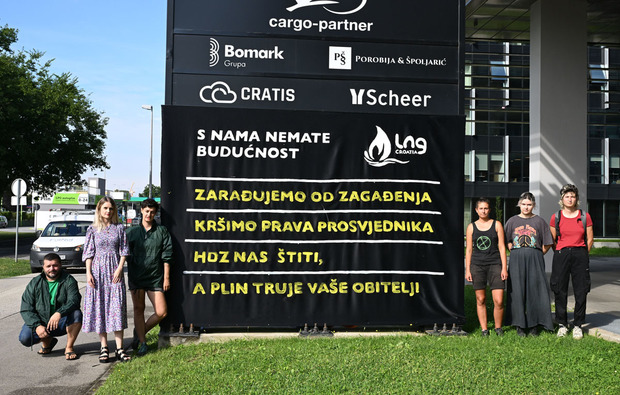 Aktivisti Zelene akcije i Extinction Rebelliona pred sjedištem LNG Hrvatska sredinom rujna (Foto: Davorin Višnjić/PIXSELL)