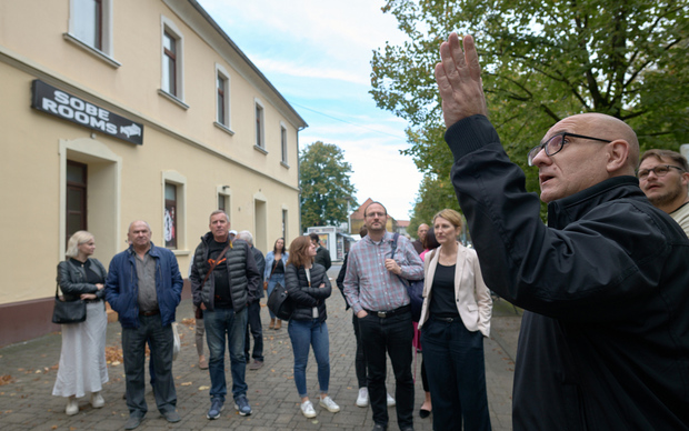 Polaznici seminara u obilasku Gline (Foto: Sandro Lendler)