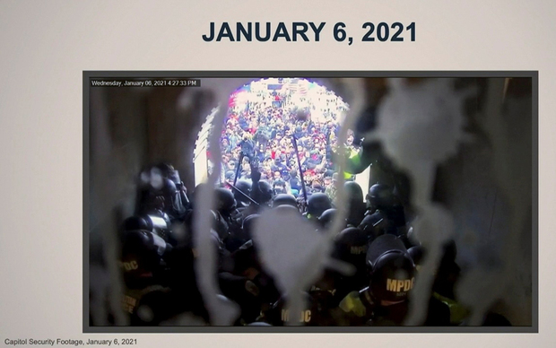Snimka nadzorne kamere trenutka upada Tumpovih pristaša u Kongres 