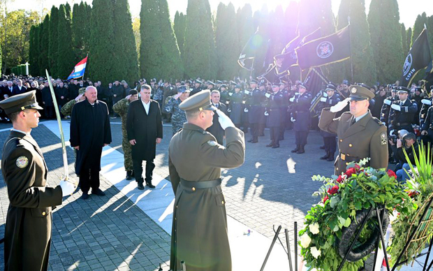 Lani u Vukovaru, pored insignija HOS-a (Foto: Ured predsjednika)