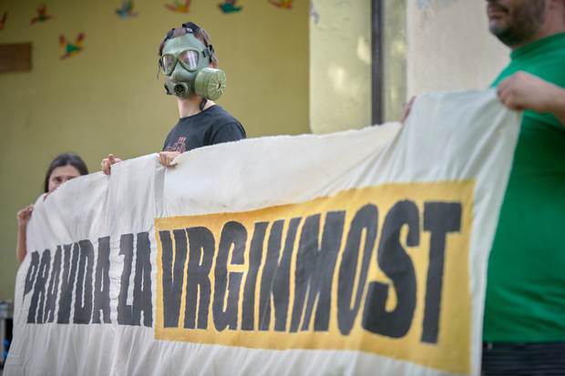 Nedavni prosvjed u Vrginmostu, čiji se stanovnici guše u nesnosnom smradu zbog sagorijevanja plastičnog otpada (Foto: Sandro Lendler)