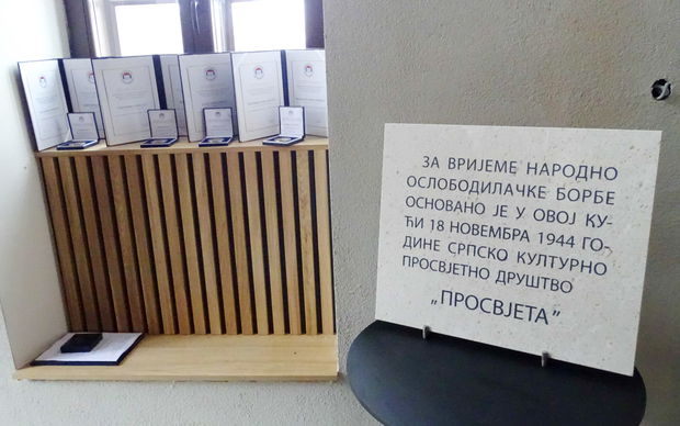 Spomen-ploča koja je uklonjena sa zgrade hotela Kasina (Foto: Nenad Jovanović)