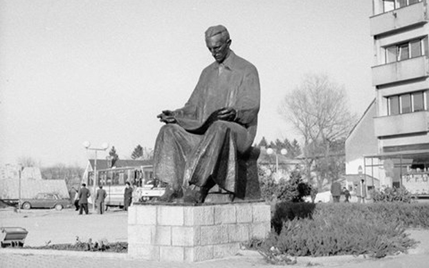 Gospić nekad – Teslin spomenik na centralnom gradskom trgu (Foto: jadovno.com)