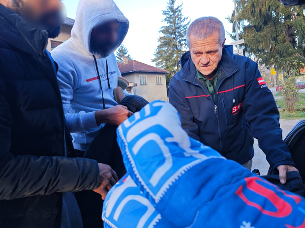 Volonter SOS Balkanroutea Asim Karabegović pomaže izbjeglicama (Foto: SAS Balkanroute)