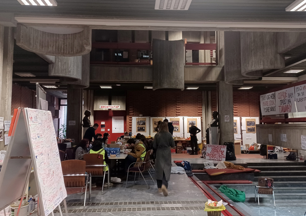 Blokirani Filozofski fakultet u Novom Sadu (Foto: Tena Erceg)