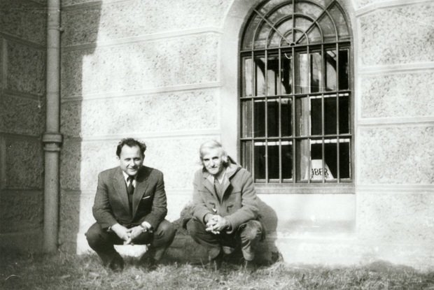 Goldstein i Stanko Lasić ispred zgrade Rektorata Sveučilišta u Zagrebu 1974. (Foto: Arhiv Srba u Hrvatskoj)