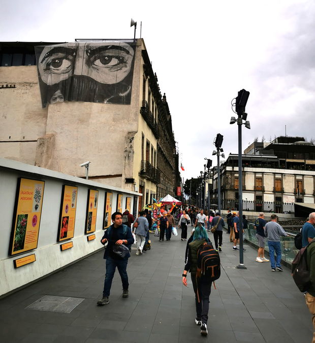 Zapatističke oči gledaju s fasade (Foto: Lidija Čulo)