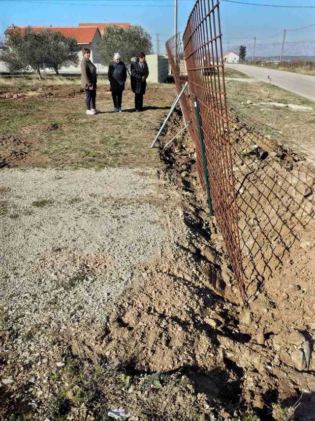 Žica kojom je Denis Štefančić pokušao Stevaniji Kalapać zatvoriti prilaz dvorištu i kući, 4. veljače 2025.