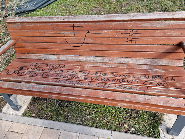 Klupa u Dalju - vukovarski grafiti mržnje (Foto: Dušan Velimirović)
