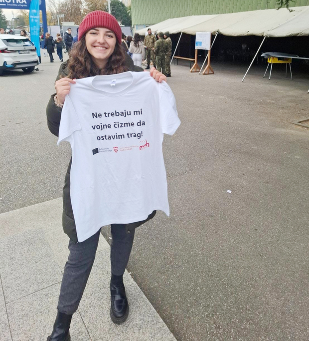 Majice s parolama protiv militarizacije