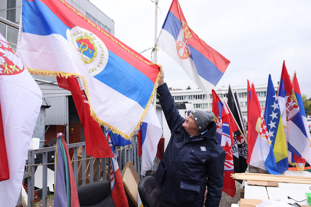 Stanislav Đuričić sa zastavama svih vrsta (Foto: Anto Magzan)