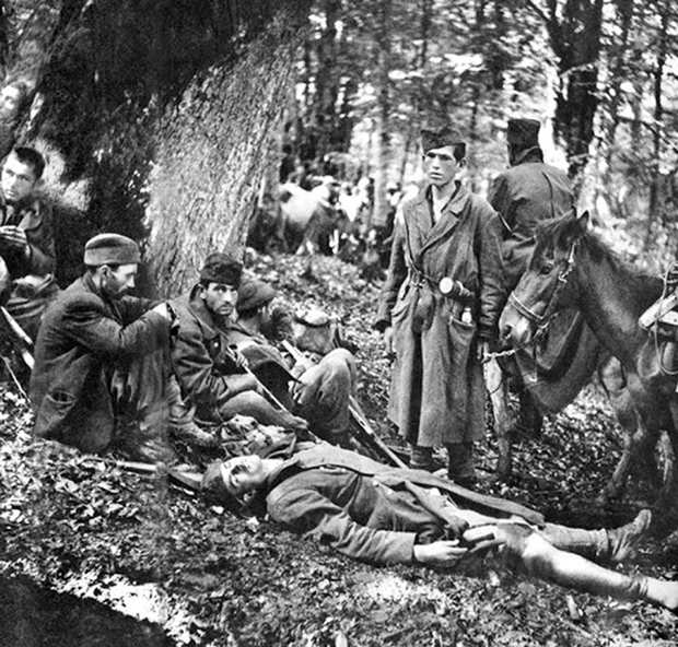 Borci i ranjenici koje je 9. lipnja 1943. na Sutjesci snimio fotograf Žorž Skrigin