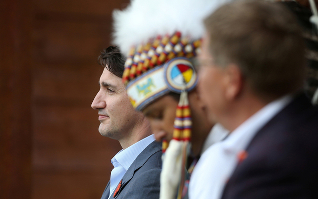 Kanadski premijer Justin Trudeau i poglavica Cowessessa Cadmus Delorme 
