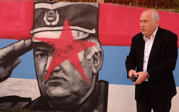 Valentin Inzko ispred murala Ratku Mladiću u Foči (Foto: Twitter)